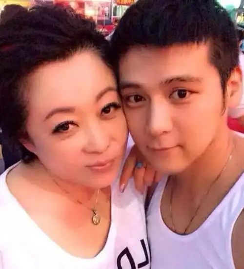 58岁老戏骨张海燕,专注"网恋"吃嫩草,与小28岁丈夫隔空秀恩爱