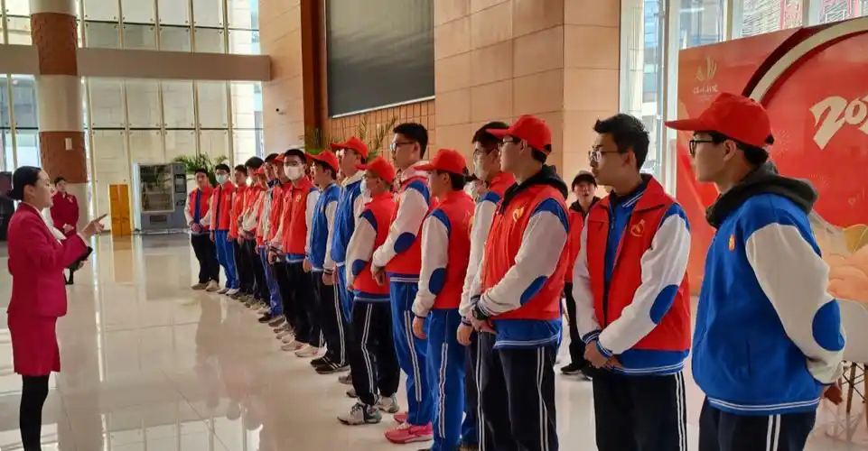 走出校园服务社会银川二中青年志愿者服务队在行动