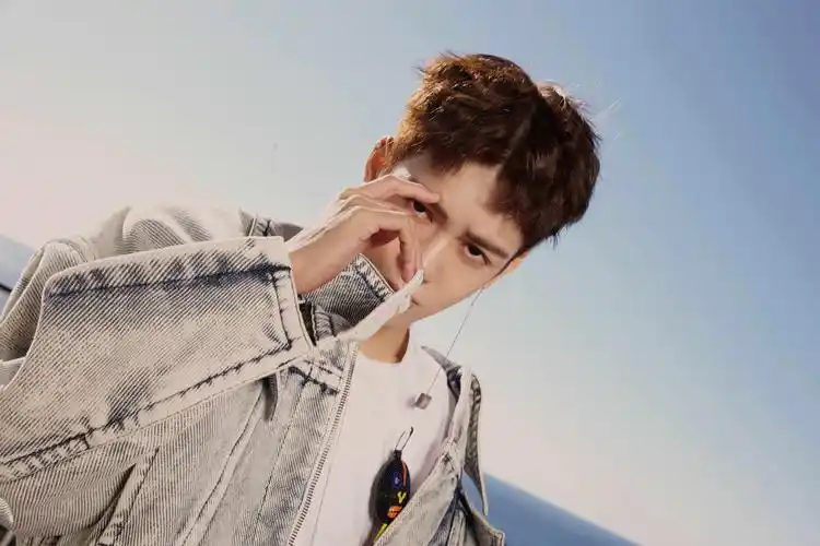 曾舜晞时尚写真曝光 造型简约展现别样优雅