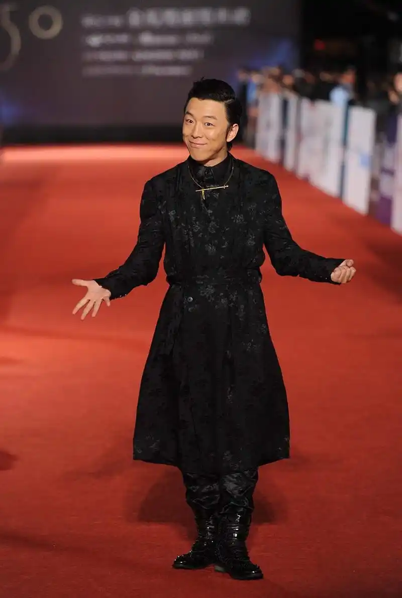 黄渤,算不算是,拍照最会摆造型的男明星[嘻嘻]?#我们都爱聊八卦