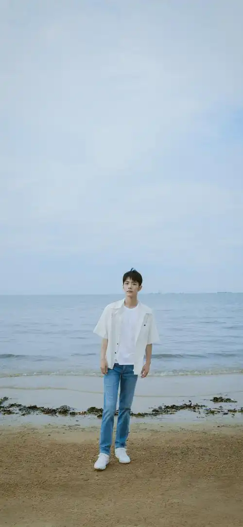 肖战 日常见肖战 微风簇浪,海阔愈澄. 面朝大海,揽一缕清风. (壁纸!