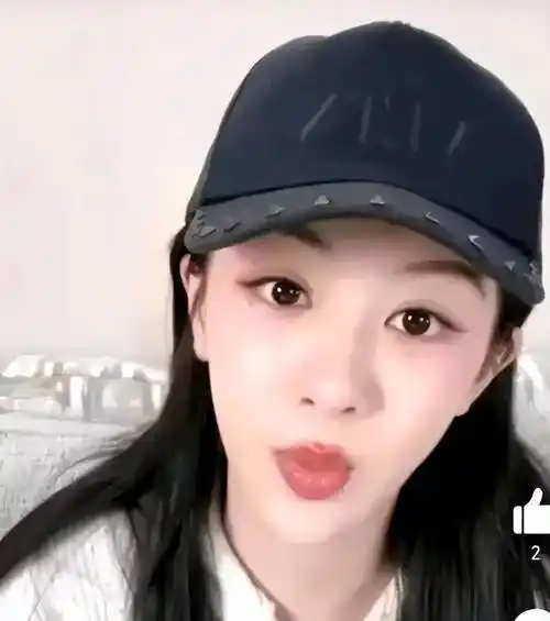 杨紫直播变锥子脸,眼皮宽吓人,嘴唇厚突出,哭戏像悲伤蛙惹争议_观众