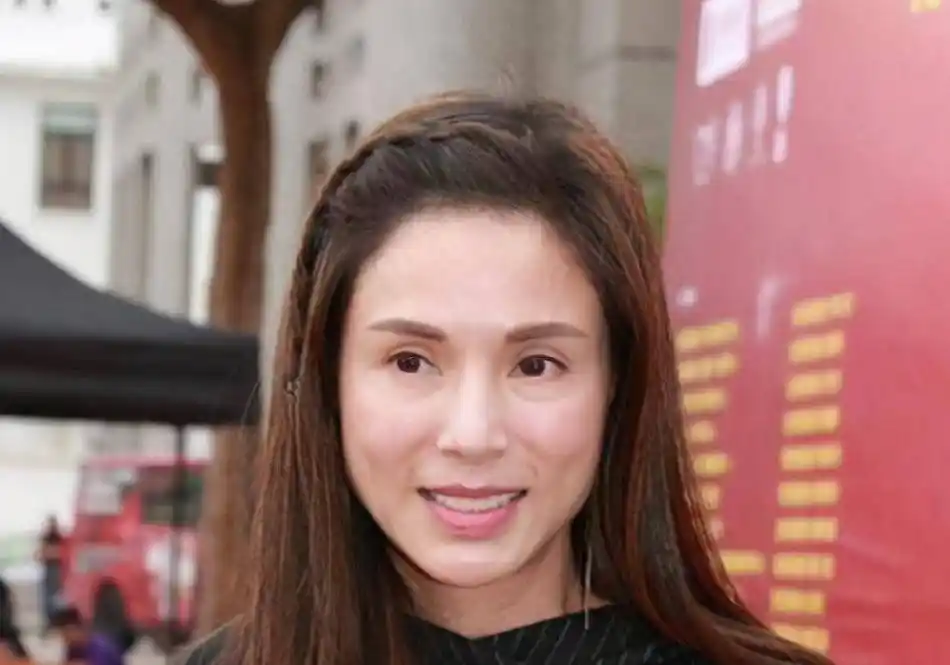 54岁李若彤无滤镜照片曝光,皮肤状态令人心疼,老了依旧有气质_时尚