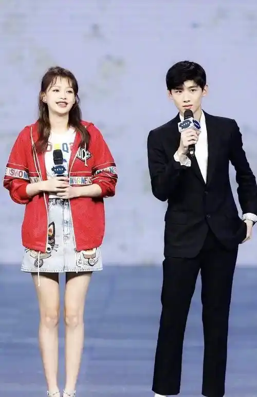 从她和董子健的合照中,我们也可以看出,长相这么甜美的孙怡,身高上