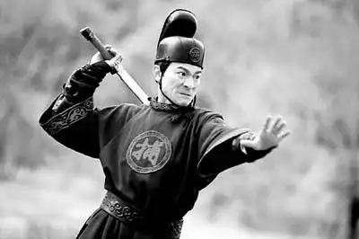 "大刀"与"飞刀"一起向《十面埋伏》的头上砍去.