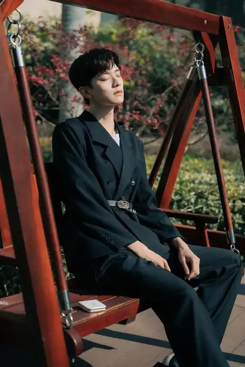 王敬轩参加冬奥星派对活动 黑西装搭配腰带突显大长腿