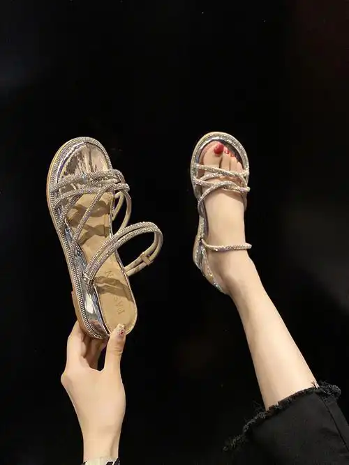 坡跟两穿凉鞋让夏天美美哒