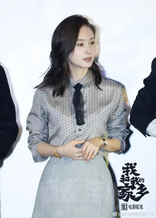 王子文烟灰波点衬衫#尤其王子文饰演的杰西.