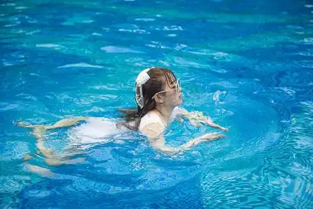 游泳中的美女上午泳装美女游泳池摄影摄影图配图