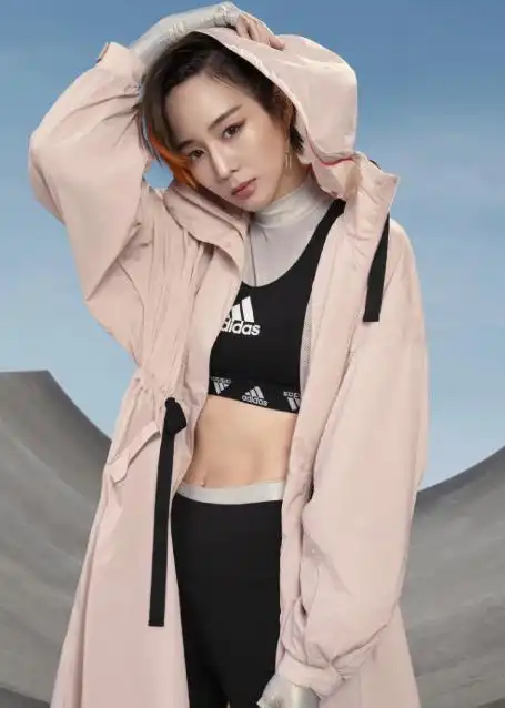 张钧甯终于正视自己!风衣搭配运动背心,马甲线身材无敌撩