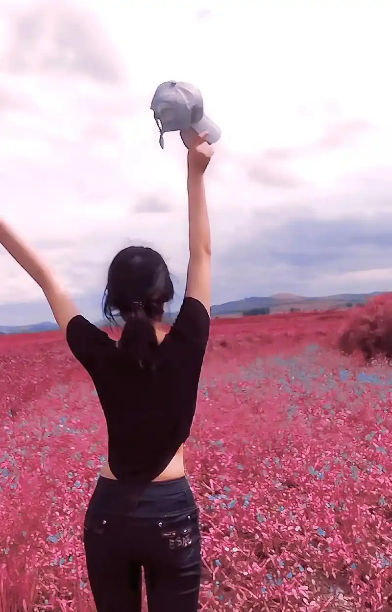 夕阳下的背影 #花海 - 抖音