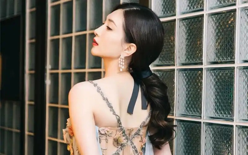 江疏影高开叉长裙性感写真壁纸图片