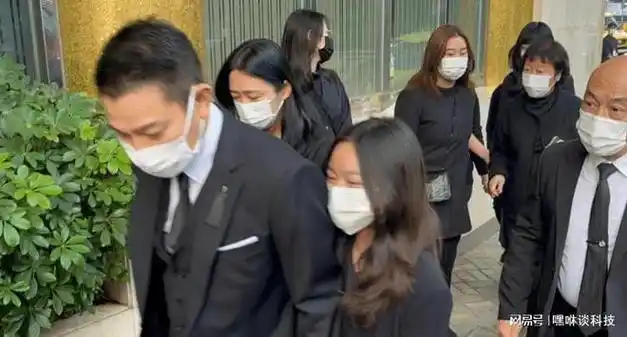 57岁朱丽倩出席公公葬礼穿小黑裙和刘德华牵手仍美得风韵犹存