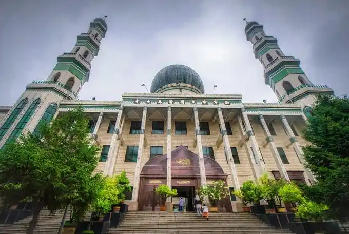 东关清真大寺座落于西宁市城东区东关大街,是西宁市 10多万穆斯林进行