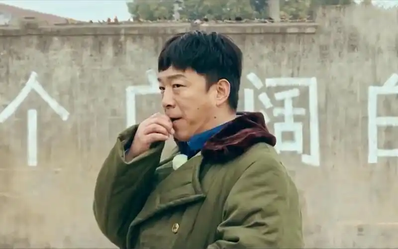 黄渤那些搞笑瞬间,站在村口嗑瓜子,孙红雷直呼村里一个黄傻子!