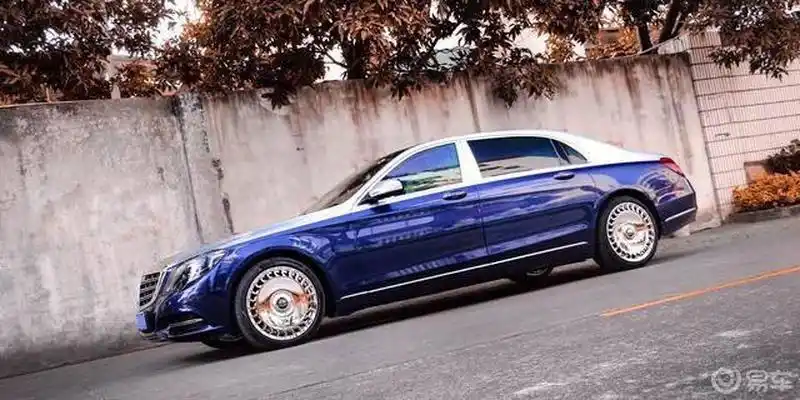 奔驰s400迈巴赫全车双拼烤漆改色这种私人定制的涂装花费是不菲的但改