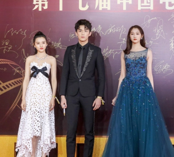 有种"大两岁"叫关晓彤,小时候与吴磊一起合影,长大后超过你!