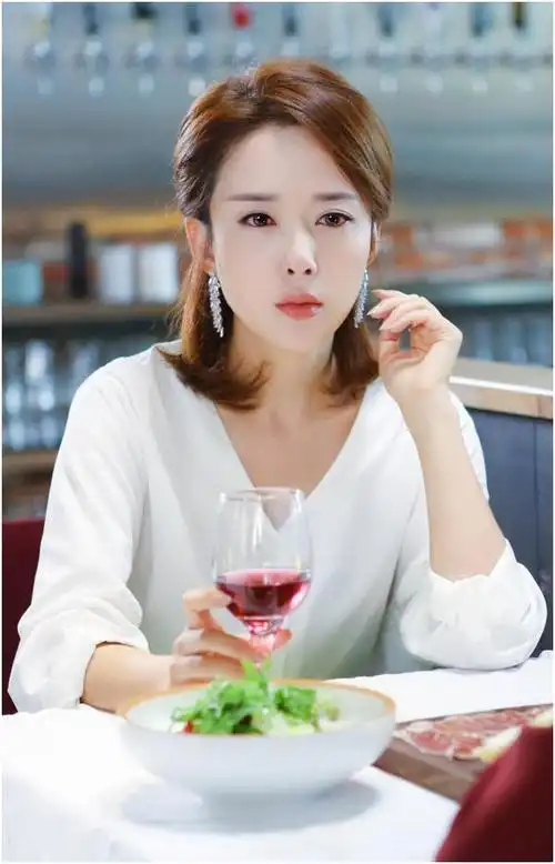 《最美的安排》央八开播破一,有多少人想活成她的样子_杨清