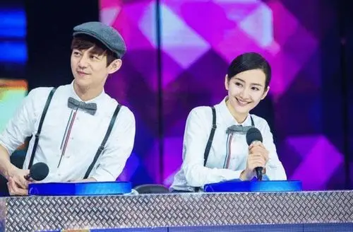 王鸥带伤录制快本 "拄拐神探 "为何炅美甲