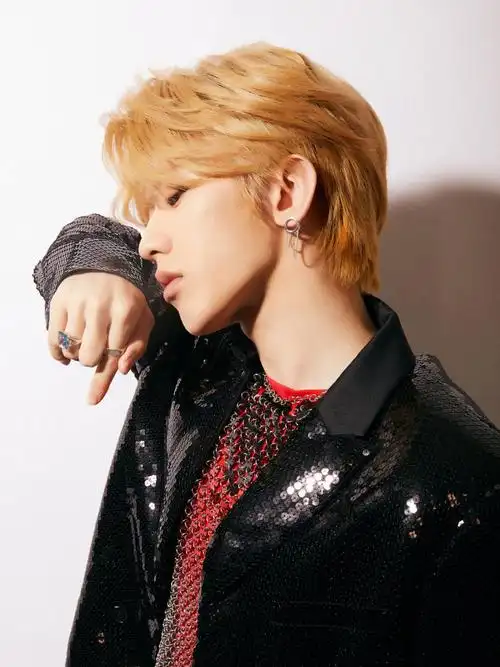 蔡徐坤新造型上线,搭配亮片西装,金发超抢镜!