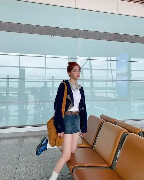 欧阳娜娜现身机场穿牛仔短群拍显瘦美照网友摄影师姿势很棒