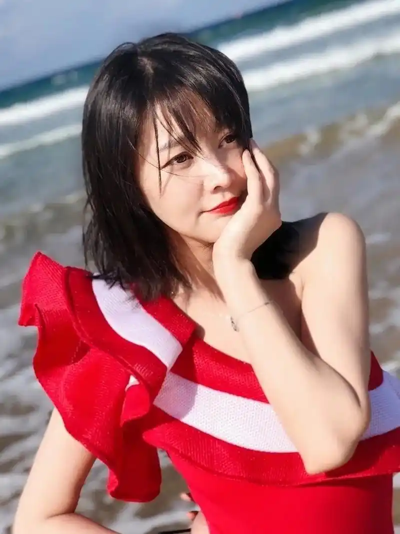 王维维有着性感迷人的身材,美艳绝伦的外貌和艳冠群芳的气质,可是从来