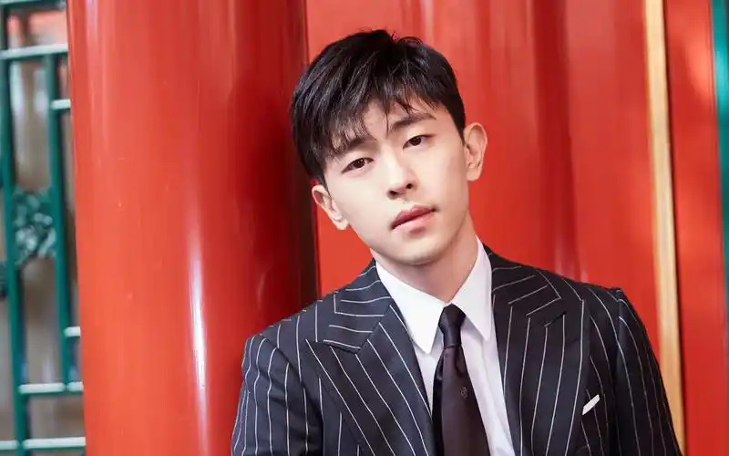 邓伦成熟绅士风高清桌面壁纸