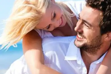 被女人操纵,如若女人动机不纯,她就会玩弄男人,反正男人在明,她在暗