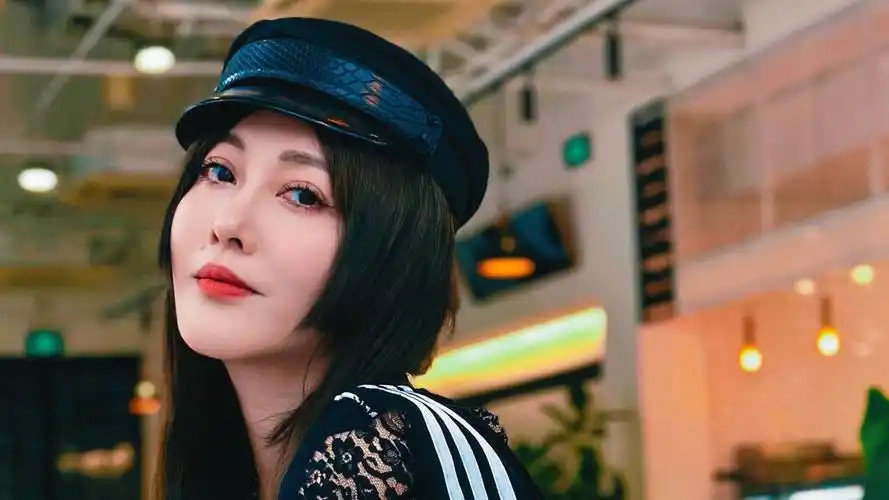 李彩桦被曝恋情瓜!花臂纹身肌肉男搂腰拥抱,39岁被宠成了少女