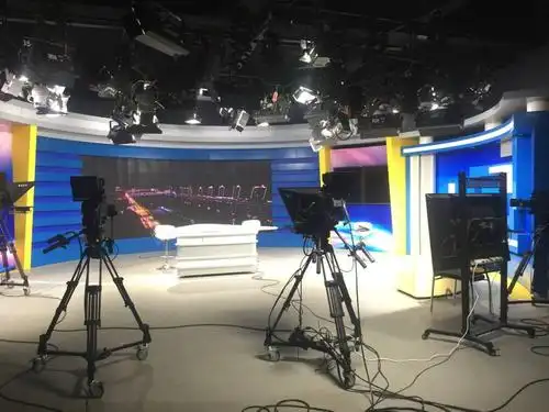 该演播室主要用于新闻制作,访谈节目,室内拍摄为主.