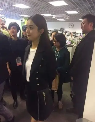 有网友晒出赵丽颖视察公司的照片 没ps的她被吐槽是五五身材