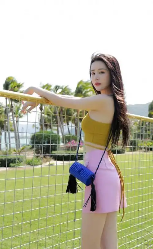 邱意浓身材圆润有度,更是生了一张雪肤玉貌,真的是让人移不开眼