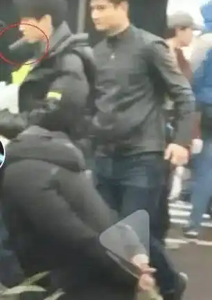 王俊凯真的是抽烟了,但是镜头放大之后大家才发现,这只不过是一张错位