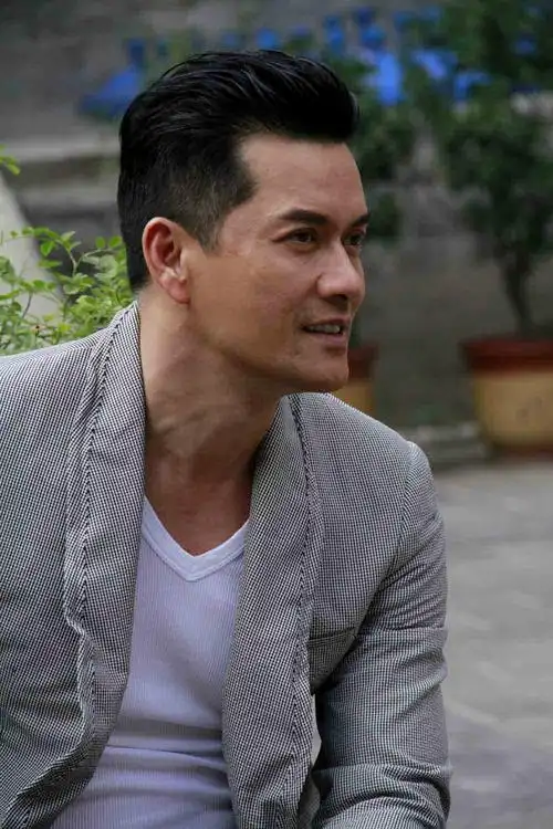 1955年12月22日生于越南,20世纪60年代从越南迁居香港,中国香港影视男