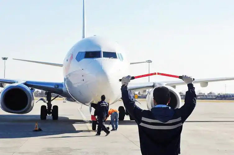 机场停机坪上地勤人员比划的各种手势都是什么意思