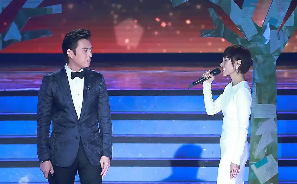 靳东 袁泉演唱《当爱已成往事》与两人剧演绎的故事不谋而合