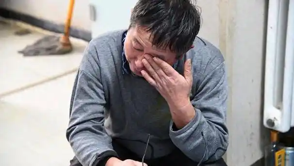 任重远,一个中年男人,面容憔悴,眼神中透露出深深的疲惫和无奈.