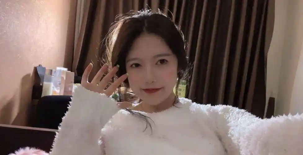 女网红花一千在国外租了个男朋友换成蔡徐坤同款发型后打扰了