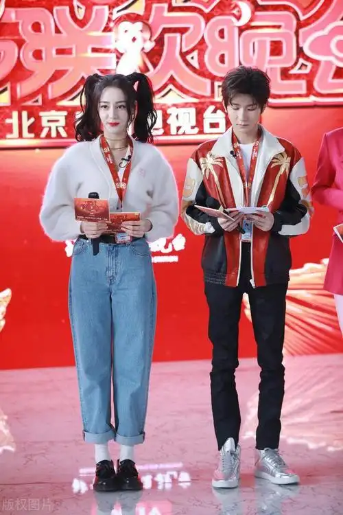 王源和迪丽热巴亮相北京卫视春节晚会_网易订阅
