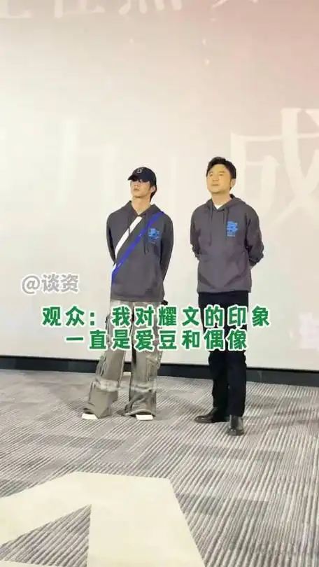 听到粉丝夸奖刘耀文下意识的举动也被粉丝的认可触动到了吧