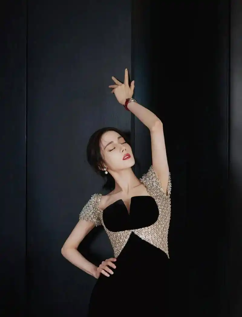 迪丽热巴美得好惊艳!鎏金吊带裙头戴黑色皇冠,那瞬间美到失语