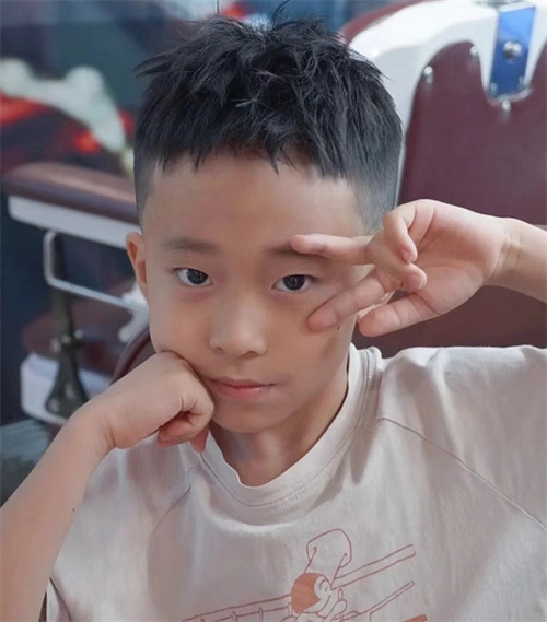 小男孩夏季短发示范 烫发or铲青雕刻超帅_儿童发型 - 美发站