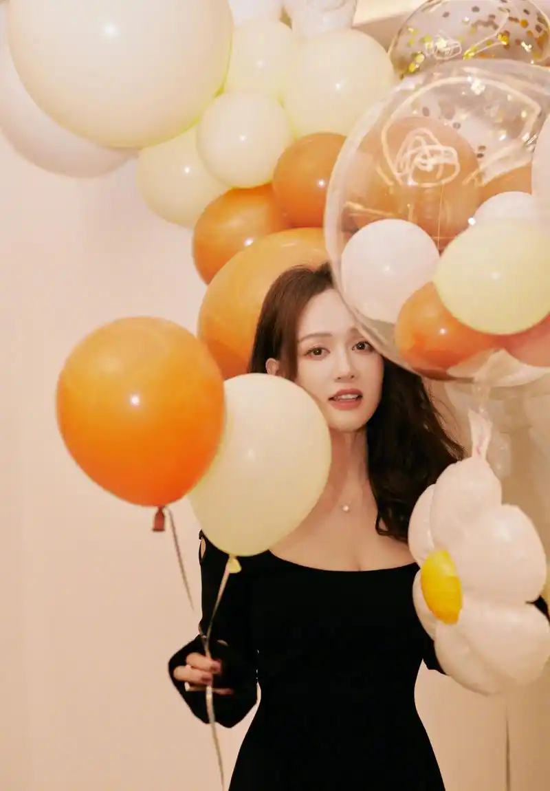 陈乔恩黑色连衣裙甜美笑容写真