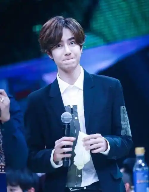 王一博被洋娃娃绊倒后,第一反应是可爱,大家都说这不是"奶精"?