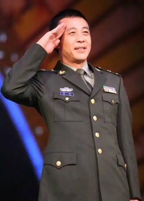 侯勇抛弃的2个妻子都是好演员,三任娇妻小20岁,他难道还没满足?