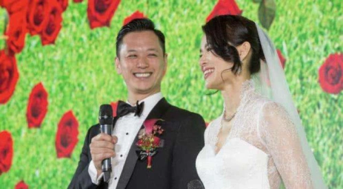 胡杏儿挺9个月孕肚现身支持老公,脸部圆润胖了不少