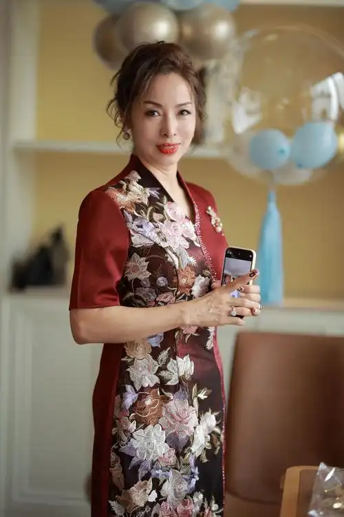 原创最美婆婆走红婚礼上连穿两套礼服好惊艳气质连新娘都羡慕