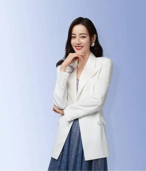 迪丽热巴品牌新图公开 长卷发搭配白西装优雅气质尽显