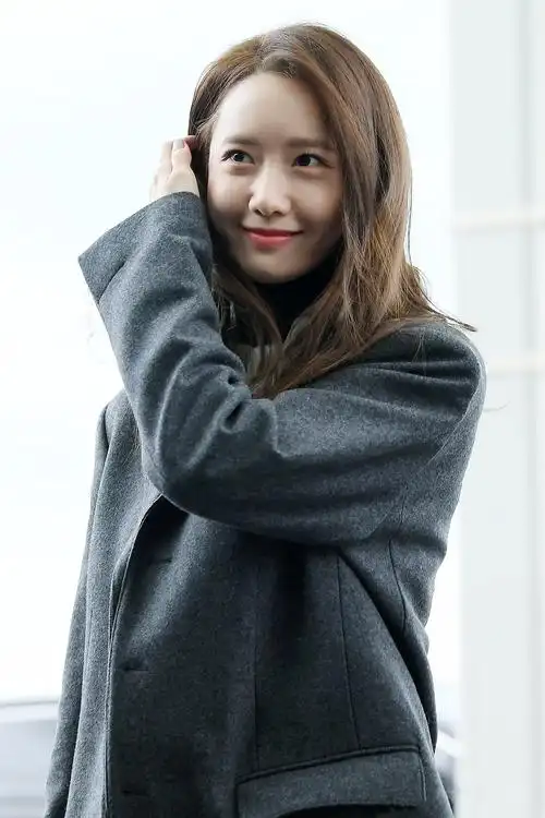 林允儿也太爱穿西装了,这次西装搭却太心机,长腿被衬托的太性感