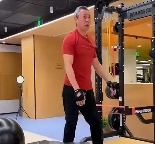 张丰毅健身画面曝光,68岁头发花白身子挺拔,肌肉完胜一众小鲜肉